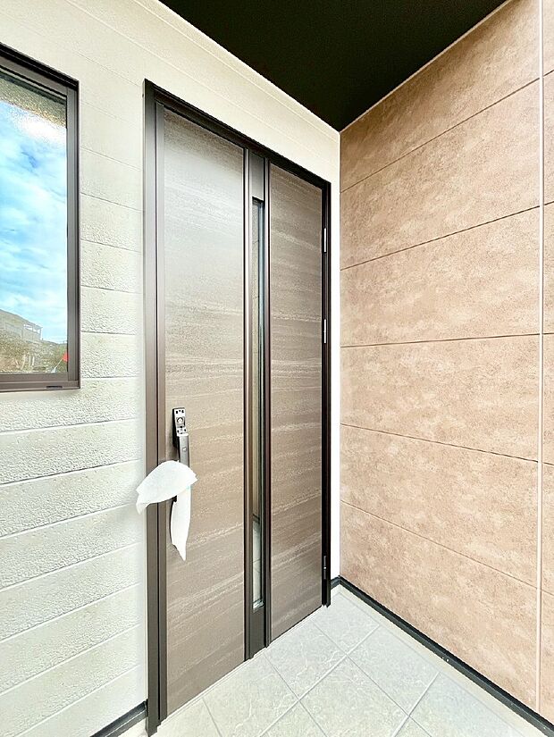 大切な家族、来客を出迎える玄関。　