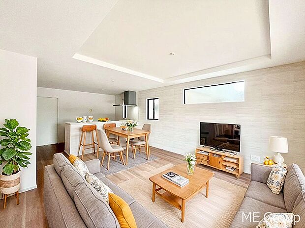 ご家族の賑やかな話し声で包まれる明るいリビング  ※家具はCGです　