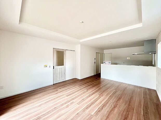 明るい陽光が注ぎ、寛ぎの雰囲気に満たされるリビング・ダイニング。