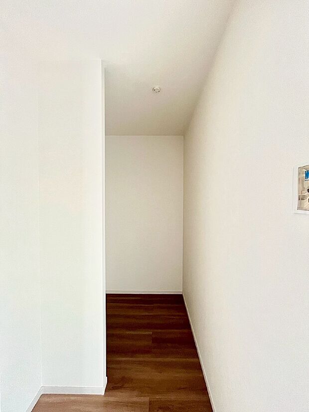 ウォークインクローゼット付きで生活空間を広く利用できます。