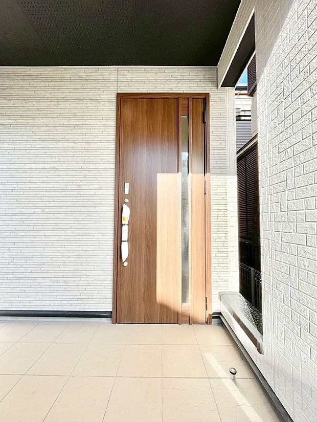 玄関前は雨が降っても濡れにくい屋根付き