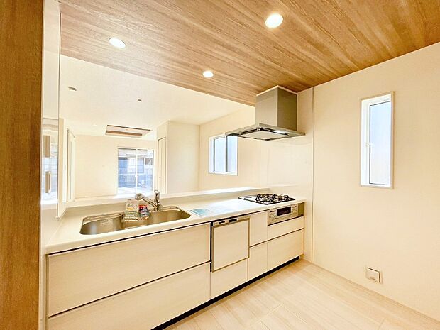 ポップアップ天井が素敵なキッチン!窓があるので採光もとれ換気にも役立ちます。