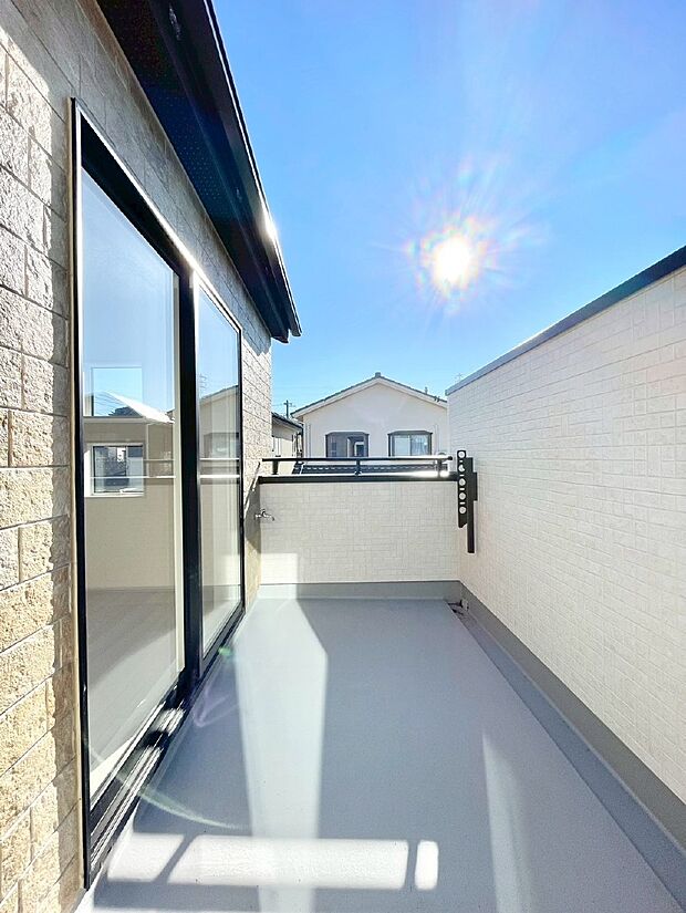 気持ちよい陽光と風を感じられるバルコニー。