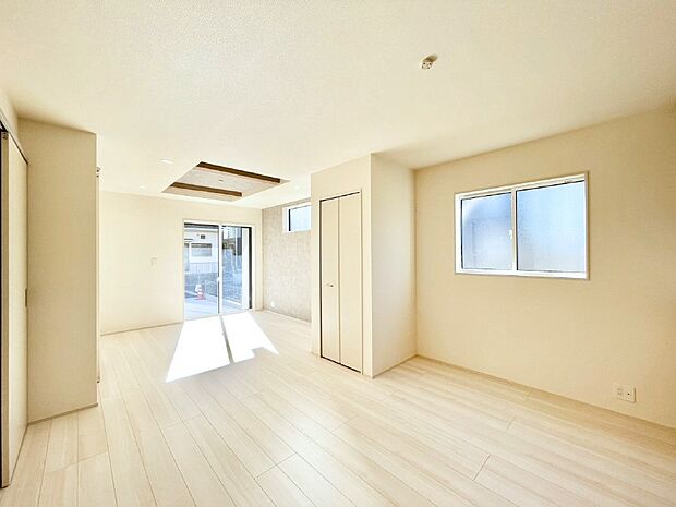 日当たりの良いリビング。お気に入りのグリーンを飾れば更に心地よさがアップ!