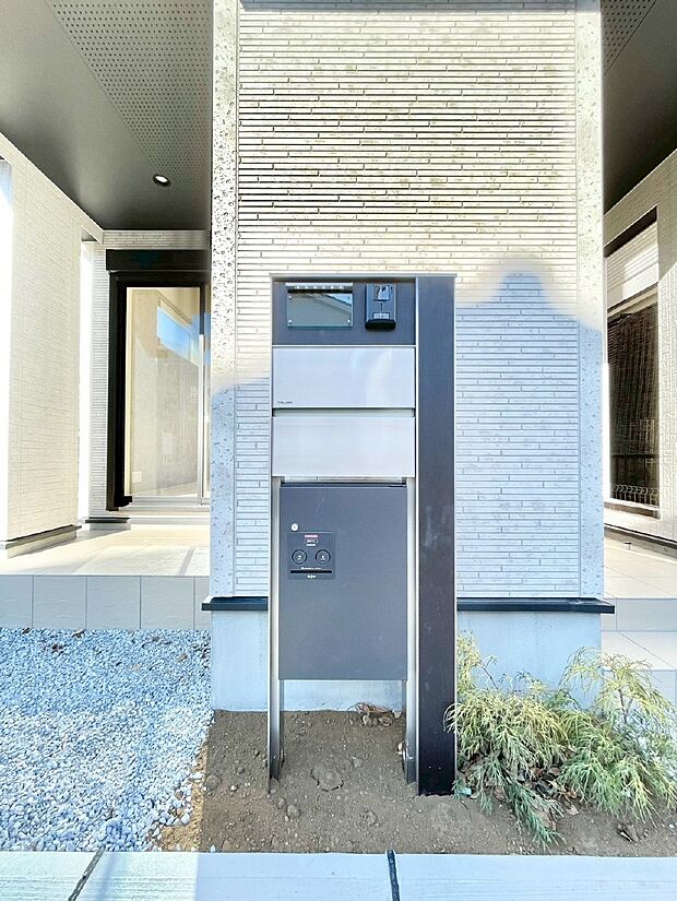 表札・インターホン・ポスト・宅配BOXをひとつに集約。エントランスになじむシンプルデザイン。