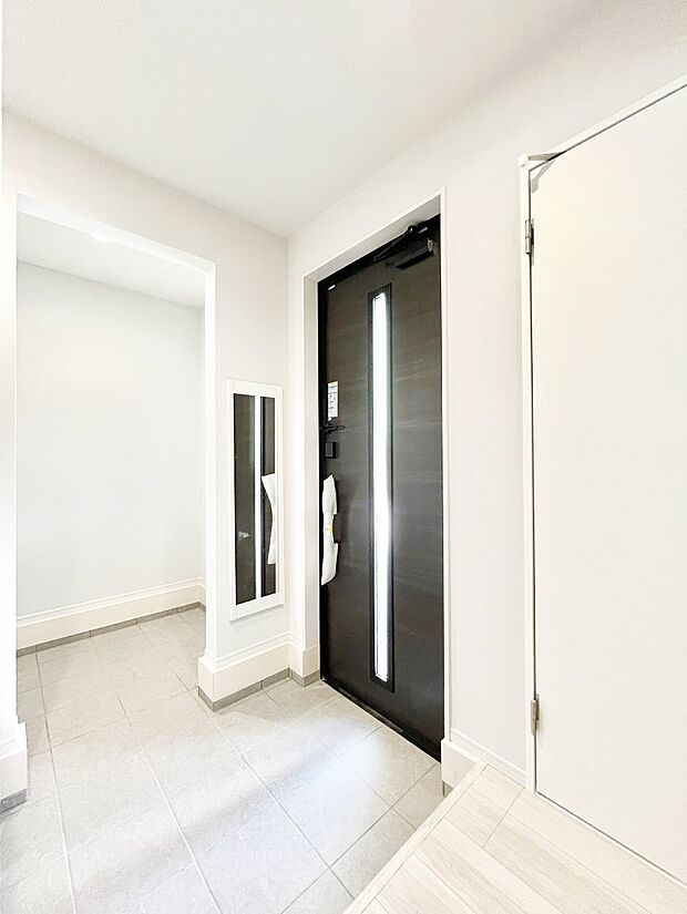 ガラススリットの入った玄関ドアが室内に光を届けてくれます