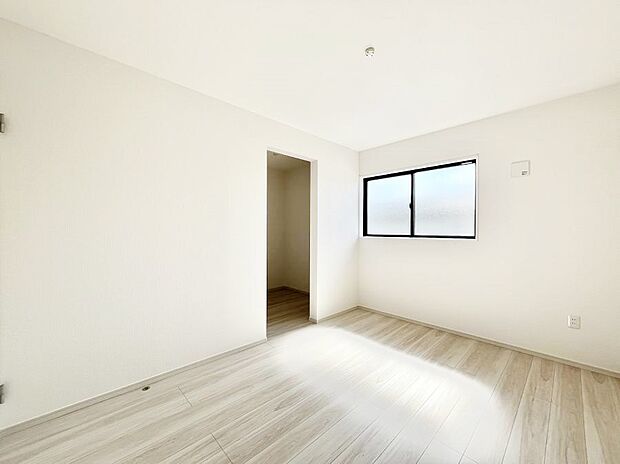 窓からのやさしい光が心地よいプライベートルーム