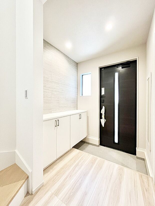 下駄箱はご家族の写真や季節のインテリアで飾り棚として演出できます