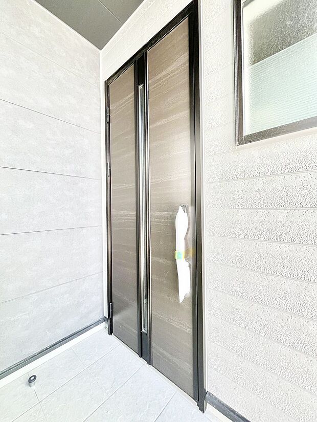 玄関前は雨が降っても濡れにくい屋根付き