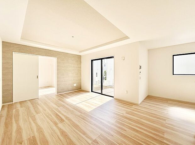 大きな窓からたっぷりの陽光と風を感じられるリビング