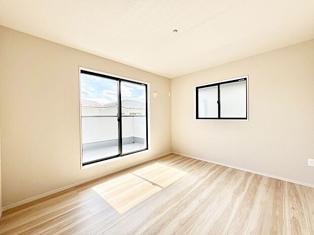 バルコニーが開放感をプラスしてくれる洋室