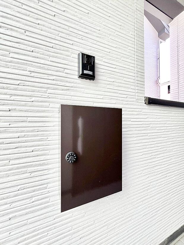 シンプルなデザインのポスト