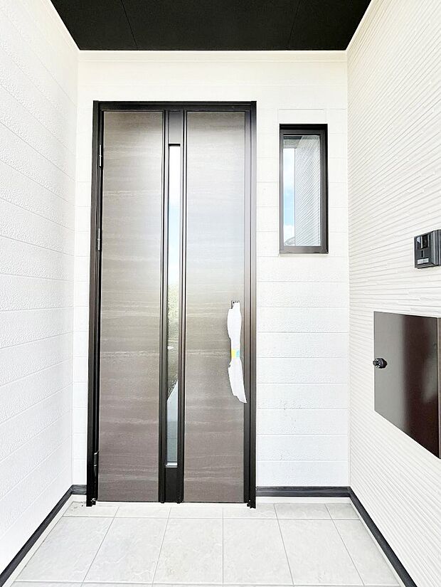 玄関前は雨が降っても濡れにくい屋根付き