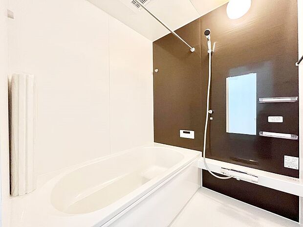 一日の疲れを癒してくれる明るい清潔感のあるバスルーム