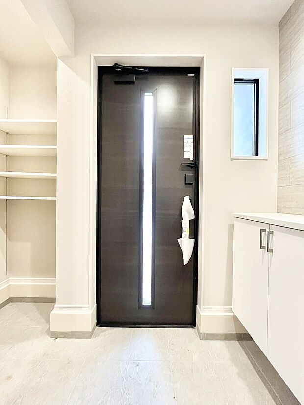 ガラススリットの入った玄関ドアが室内に光を届けてくれます