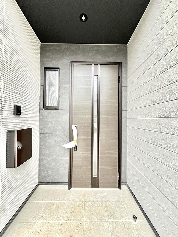 玄関前は雨が降っても濡れにくい屋根付き