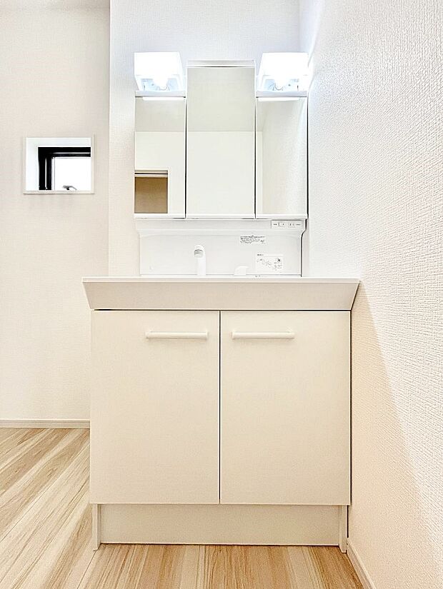 三面鏡の裏に、化粧品や衛生用品などを収納可能。洗面台をすっきりと保ちます!