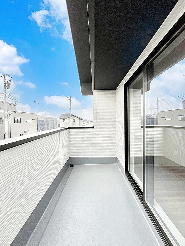 ゆったりバルコニーだから沢山お洗濯ものを干せます。