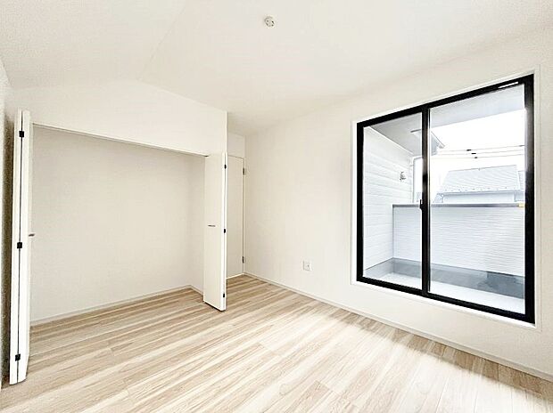 明るいバルコニーサイドに洋室を設置。目覚めの良い寝室に。