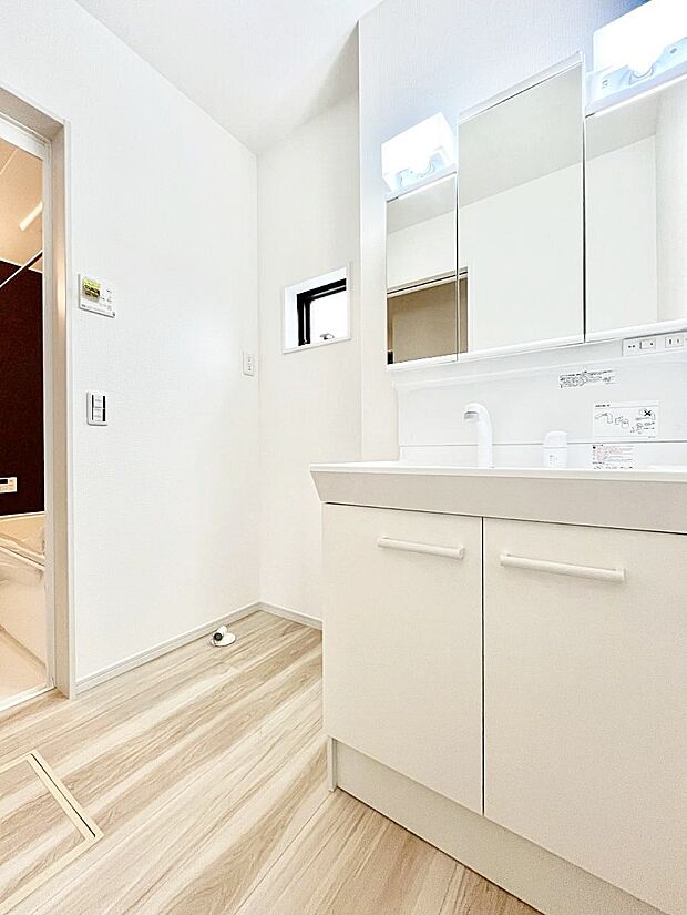 清潔感溢れるホワイトカラーを基調とした洗面室