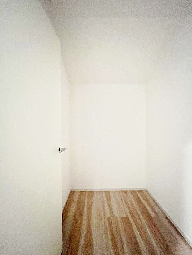 ウォークインクローゼット付きで生活空間を広く利用できます。