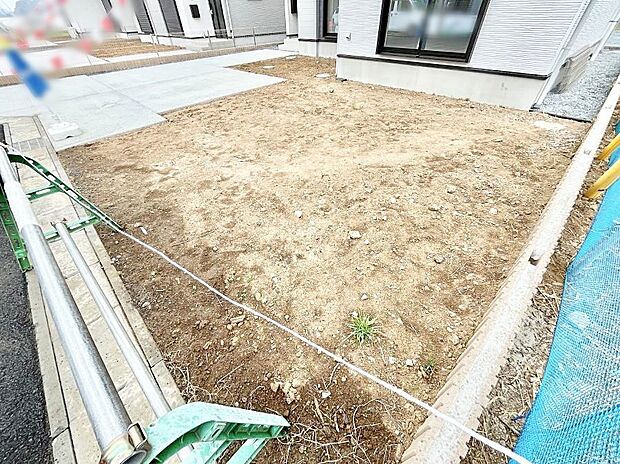 ガーデニングや家庭菜園も楽しめるお庭付き。