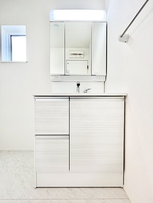 収納力と機能性に優れた洗面化粧台