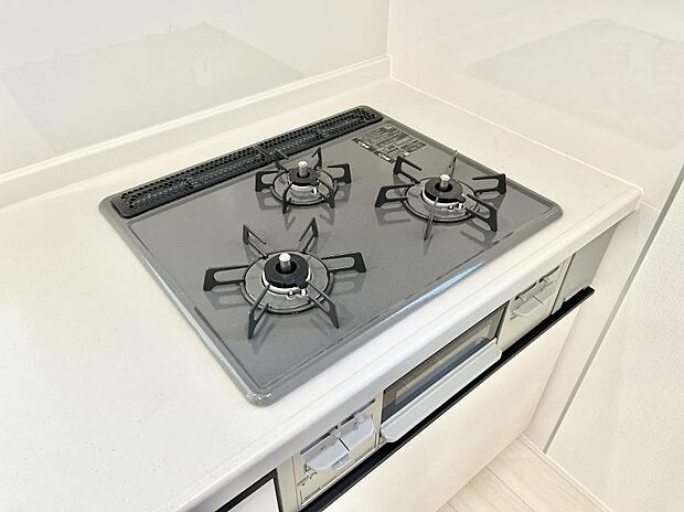 ガスコンロはＳｉセンサー搭載。火力調節や焦げ付き・消し忘れも防いでくれます。