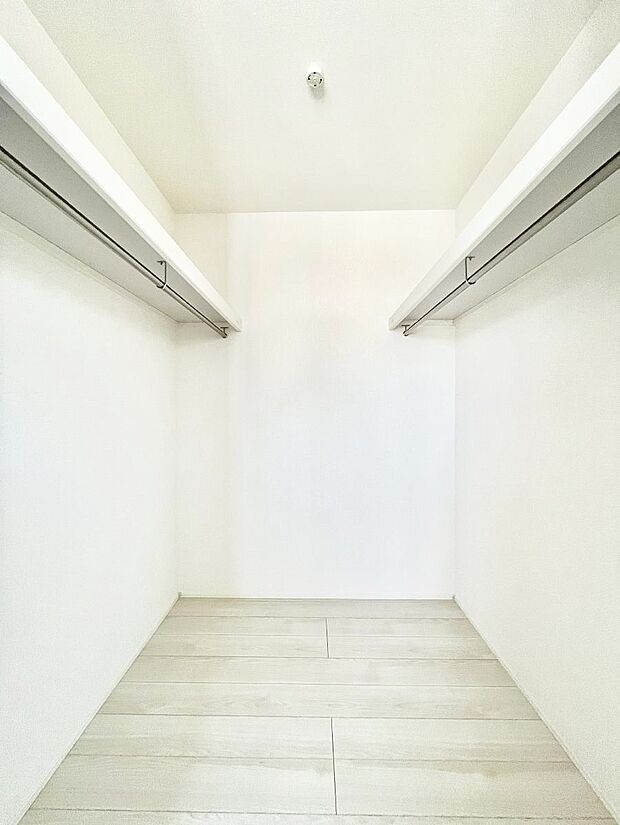 衣類をハンガーに掛けたまま収納できるWIC。衣類の整理整頓がしやすくて便利です！