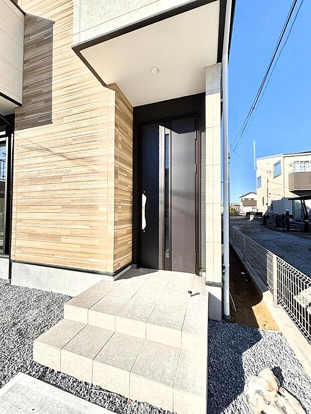 シンプルで落ち着いた雰囲気の玄関でご家族やお客様をお出迎え！
