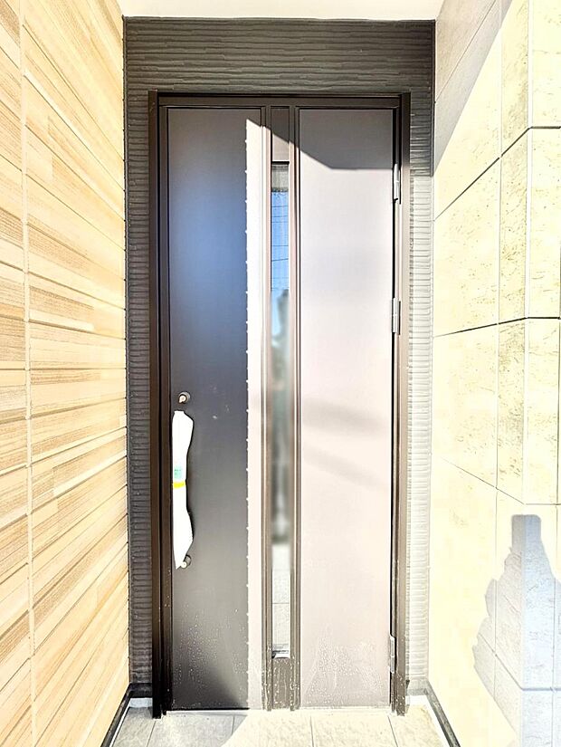 住まいの顔を演出する、玄関ドア