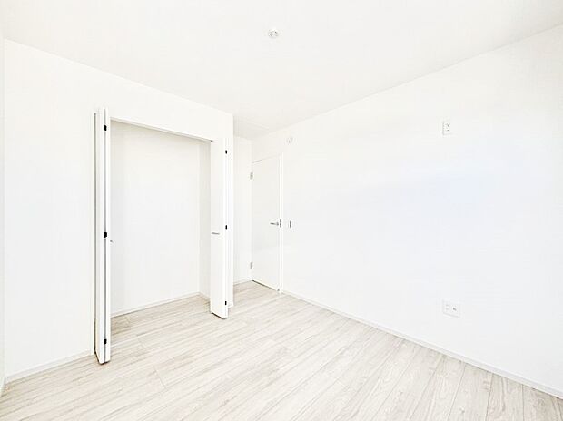 お子さまのお部屋としても!衣類の整理整頓に便利なクローゼット付きの洋室