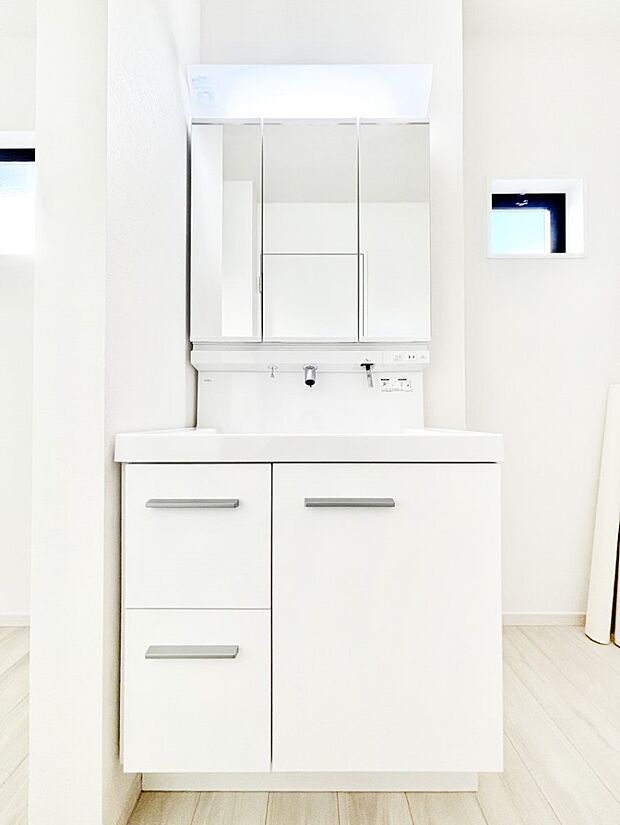 三面鏡キャビネット・シャワー付き洗面化粧台で忙しい朝の身支度もスムーズに!