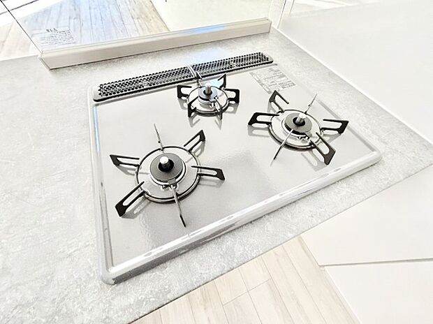 ガスコンロはSiセンサー搭載。火力調節や焦げ付き・消し忘れも防いでくれます。