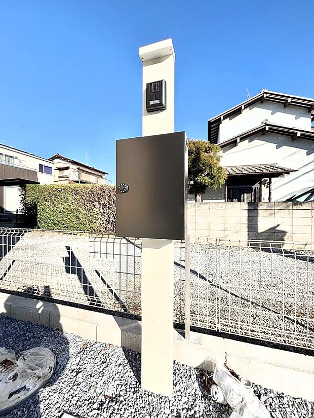 表札・インターホン・ポストをひとつに集約。エントランスになじむシンプルデザイン