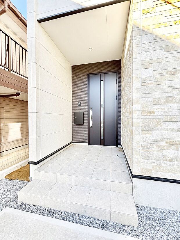 玄関前は雨が降っても濡れにくい屋根付き