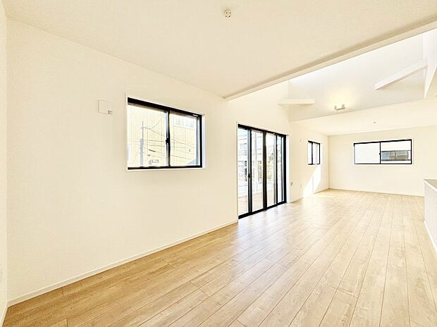 大きな窓からたっぷりの陽光と風を感じられるリビング