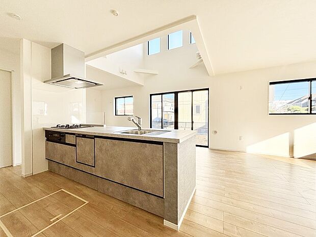 料理をしながらご家族との会話を楽しめる対面カウンターキッチン