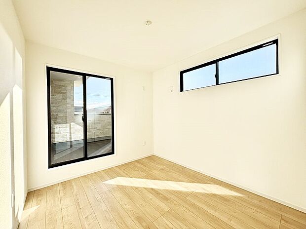 バルコニーが開放感をプラスしてくれる洋室