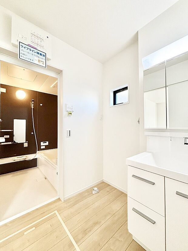 清潔感ある洗面化粧室で朝の身支度も快適