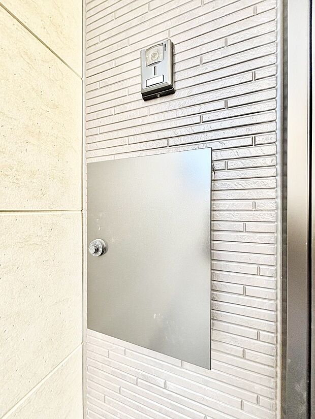 シンプルなデザインのポスト