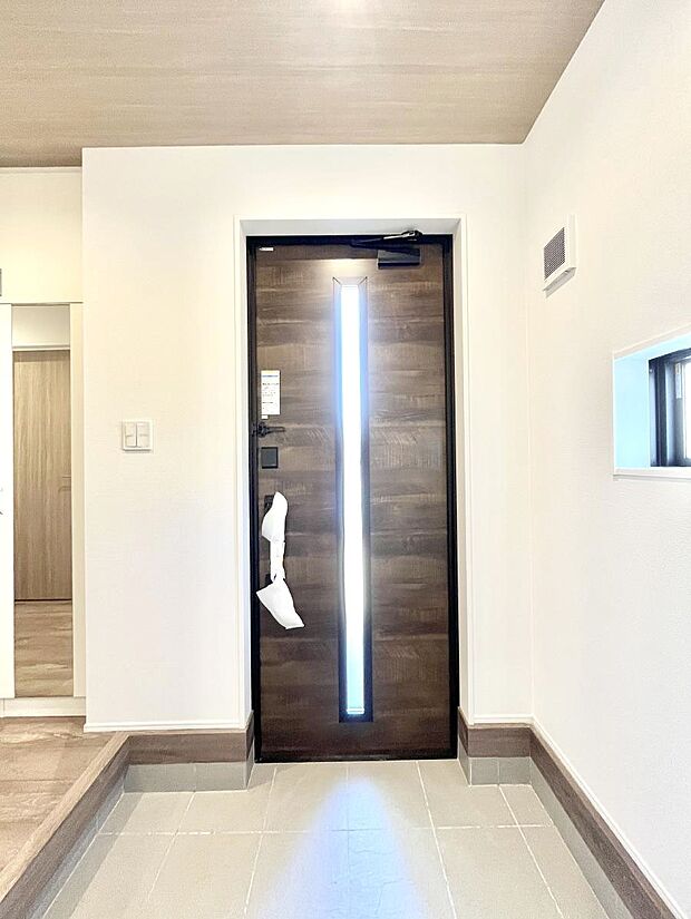 明るい玄関はお客様をお出迎えするのにぴったりです！ 