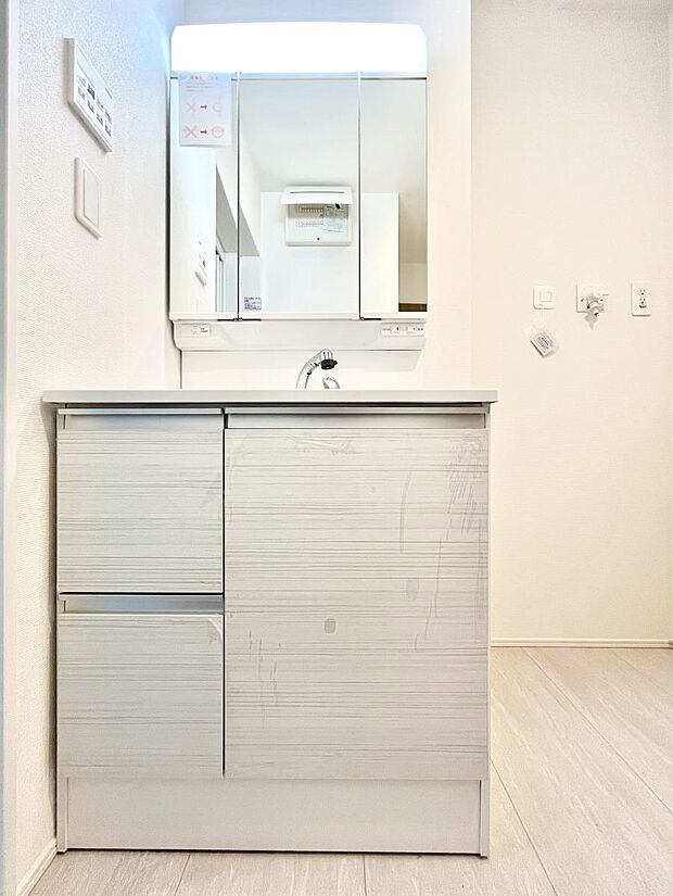 大きく見やすい三面鏡で清潔感ある洗面台は、身だしなみチェックや肌のお手入れにおすすめです。 