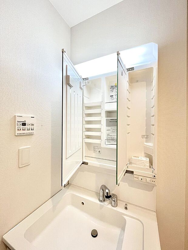 三面鏡の裏に、化粧品や衛生用品などを収納可能。洗面台をすっきりと保ちます！