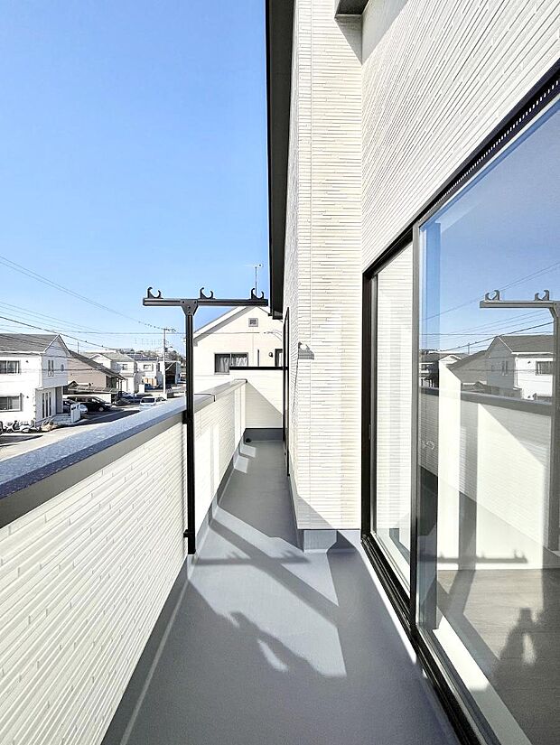 暖かな陽光が降り注ぐバルコニーはお洗濯におすすめ。爽やかな風も心地よいです。 