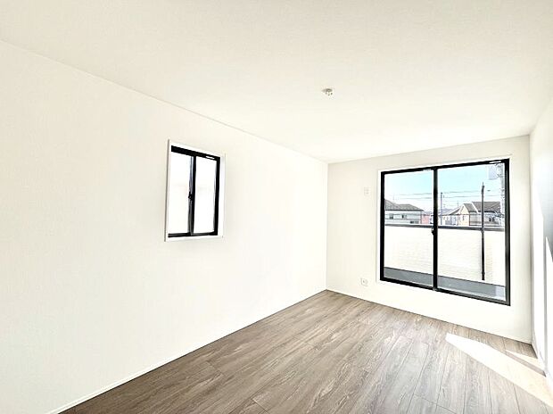 バルコニーが開放感をプラスしてくれる洋室