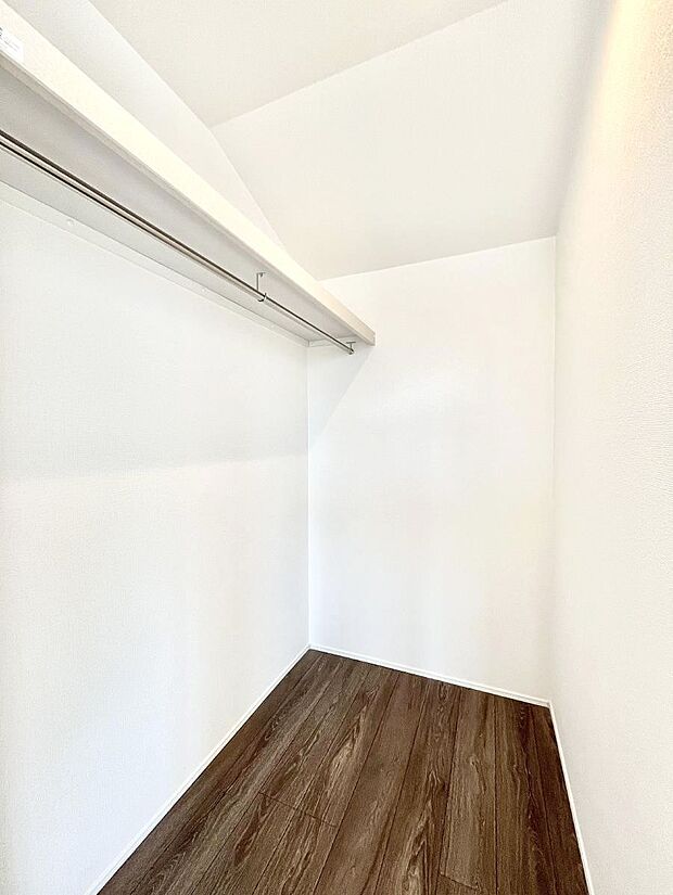 ウォークインクローゼット付きで生活空間を広く利用できます。