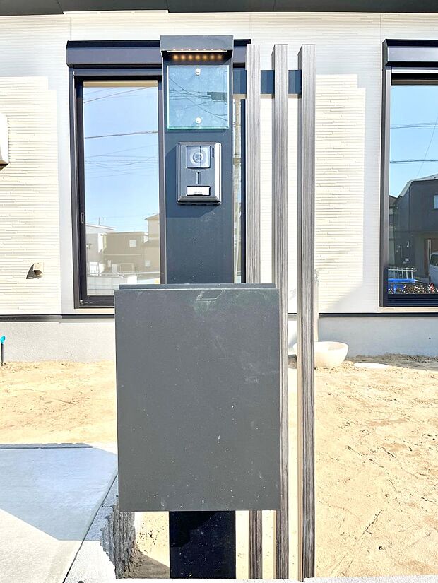 シンプルデザインのポスト。