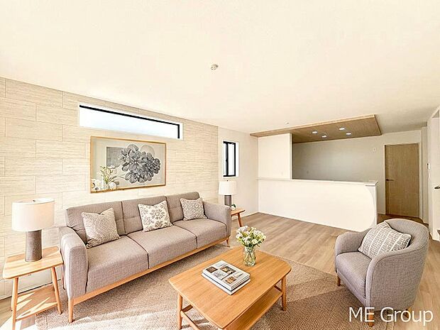 ご家族の賑やかな話し声で包まれる明るいリビング  ※家具はCGです