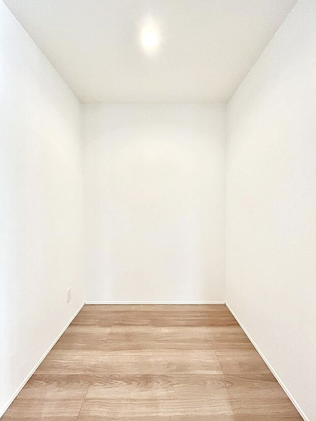 キッチンにはパントリー!食材のストックはもちろん、日用品の収納など使い方はいろいろ!